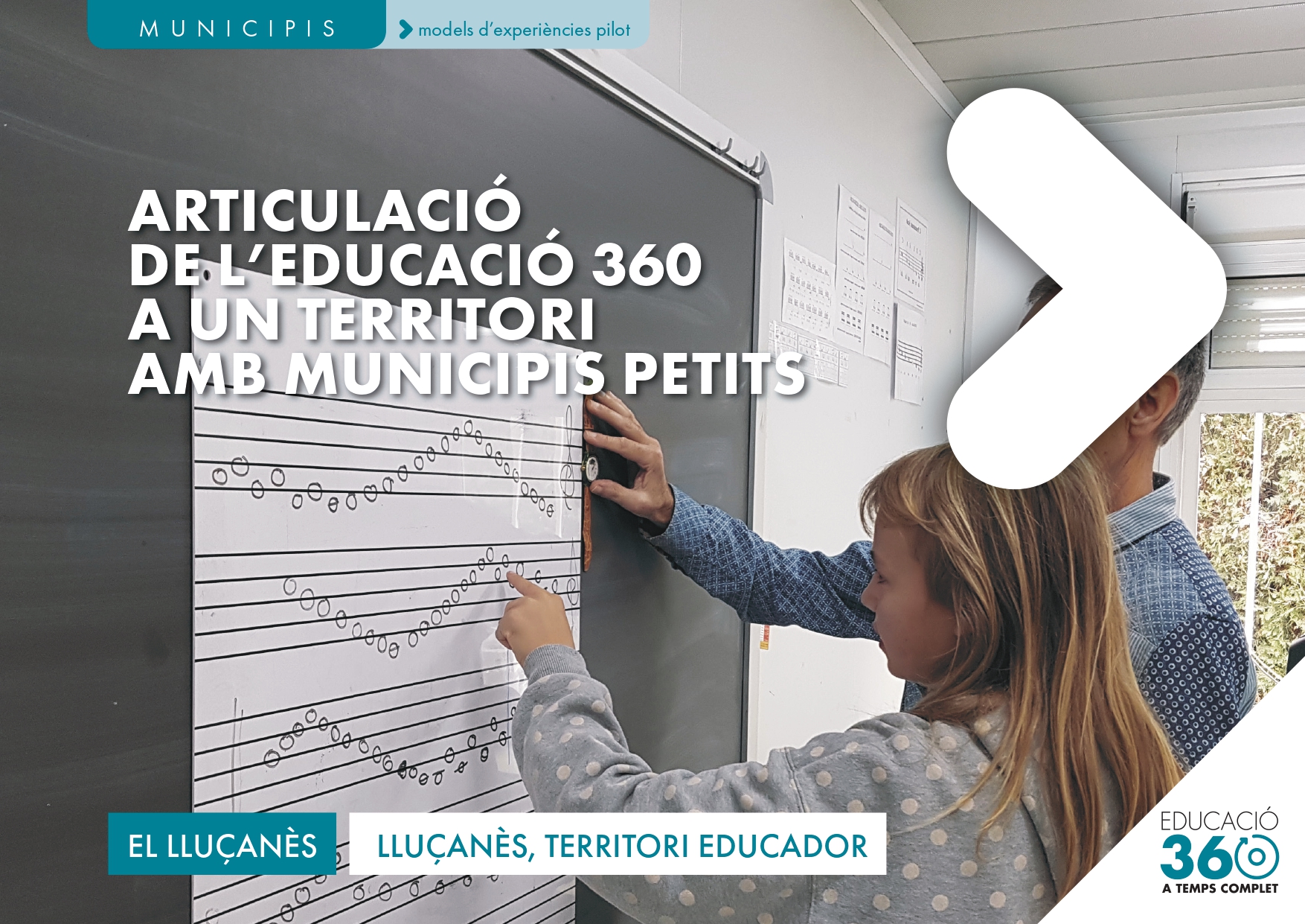 alumnes col·locant notes musicals en un pentagrama