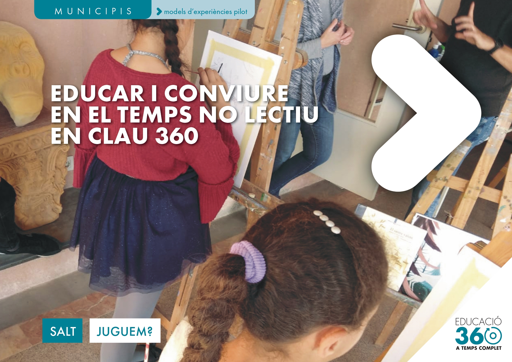Nenes pintant a la classe de dibuix