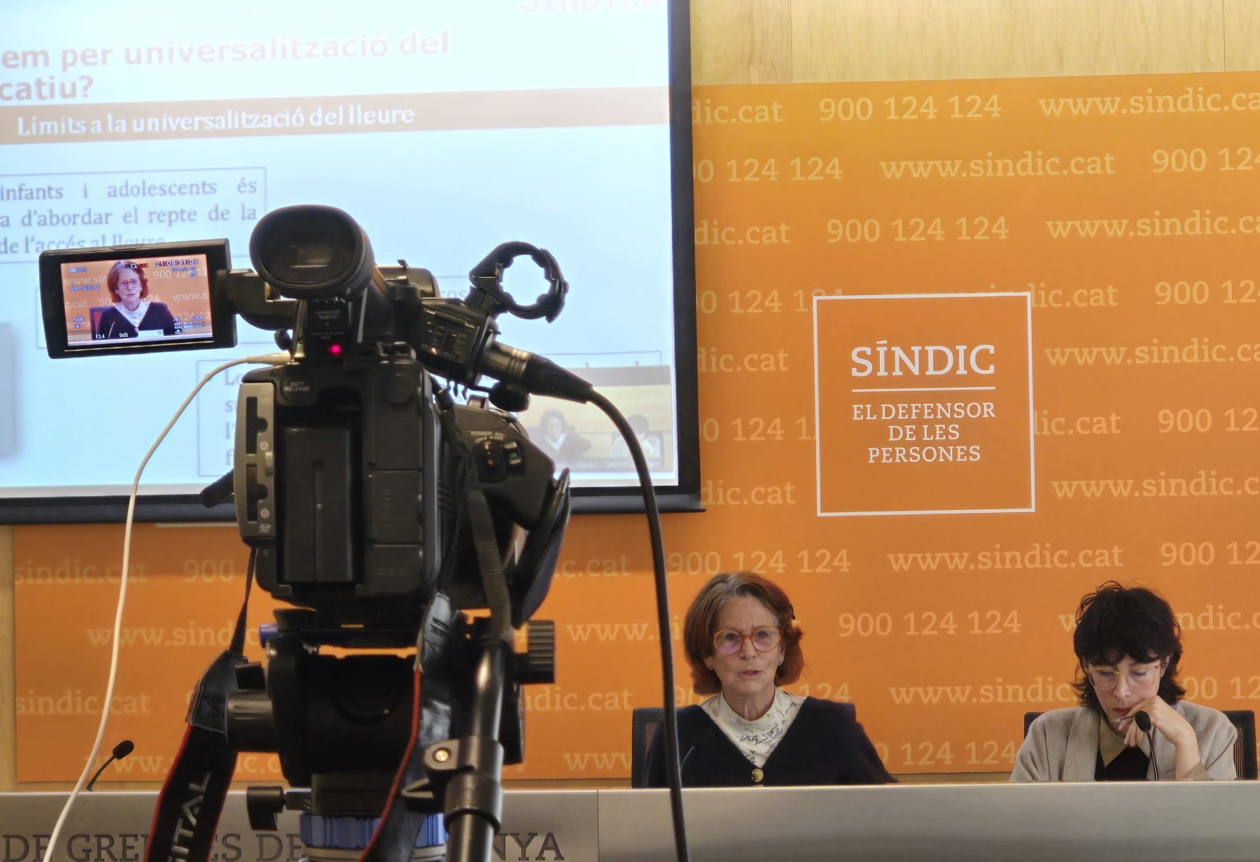 La síndica de greuges de Catalunya, Esther Giménez-Salinas, i l'adjunta d'infància, Aida C. Rodríguez, durant la presentació de l'informe. | Foto: SGC.